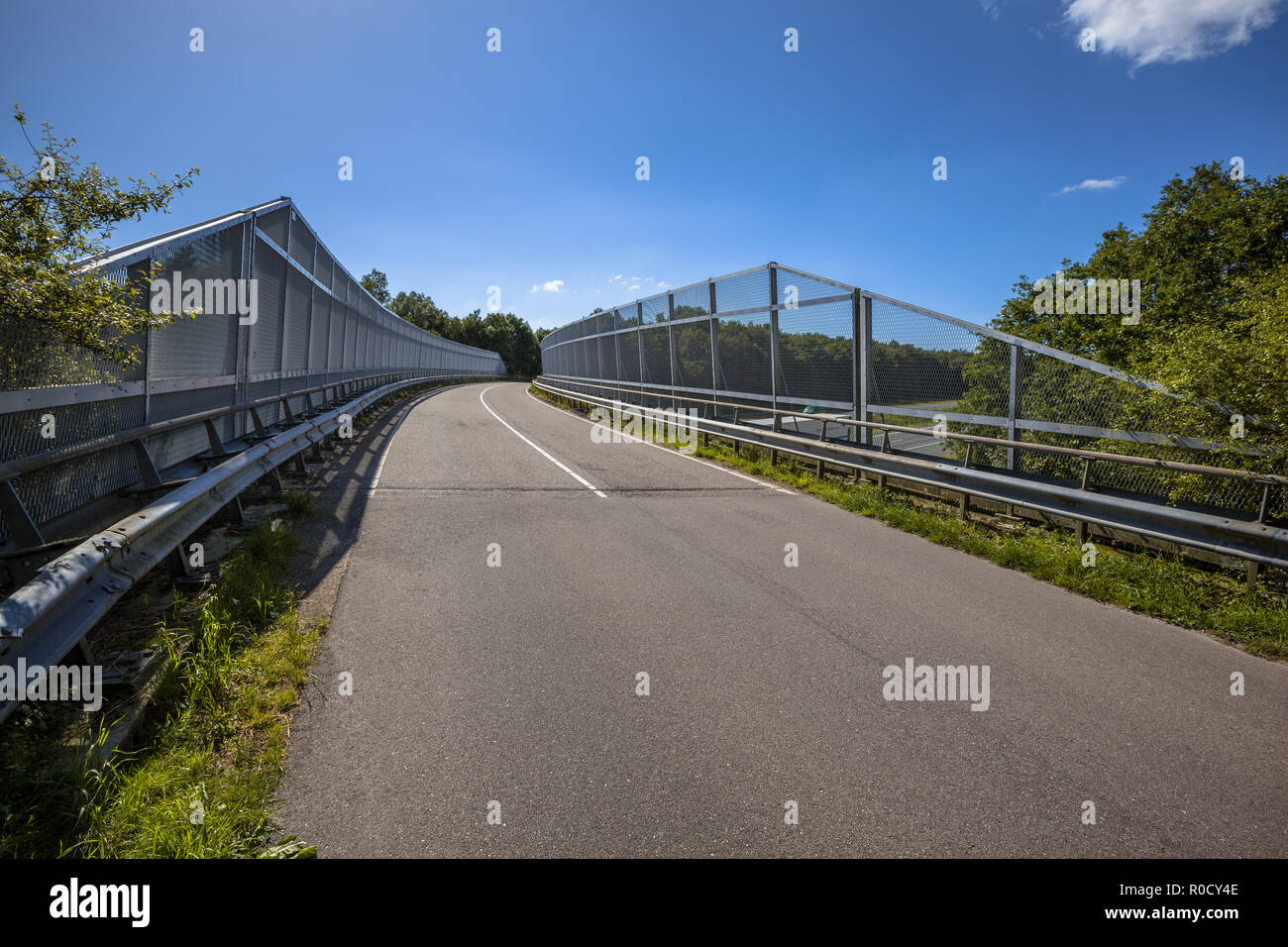 Brücke mit hoher Schutzzaun über die Autobahn A7 in den Niederlanden. Diese Zäune können auch von Fledermäusen und Vögeln als ökologische Migration Rout verwendet werden. Stockfoto