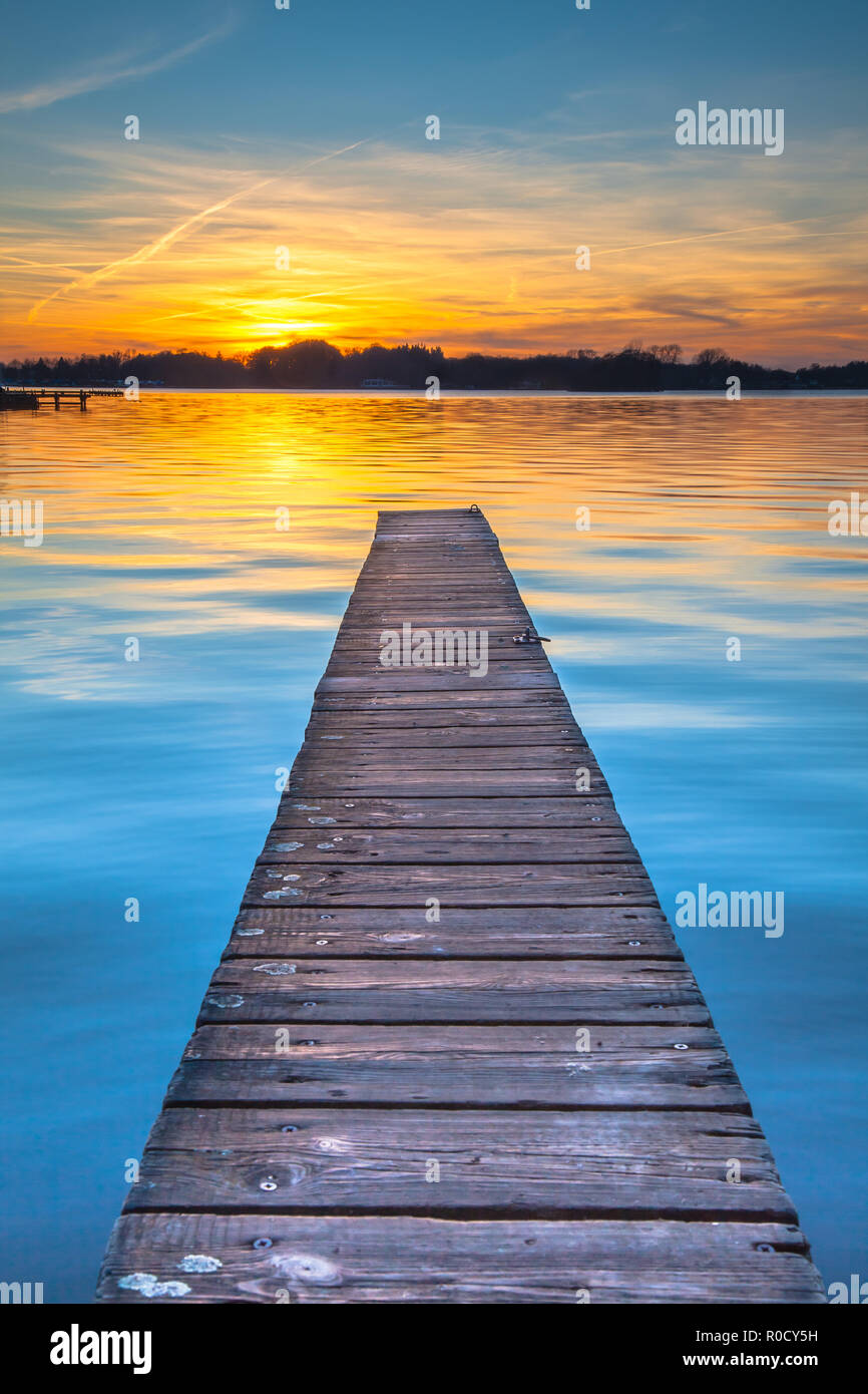 Sonnenuntergang über dem ruhigen Wasser des Sees Paterwoldsemeer Stockfoto