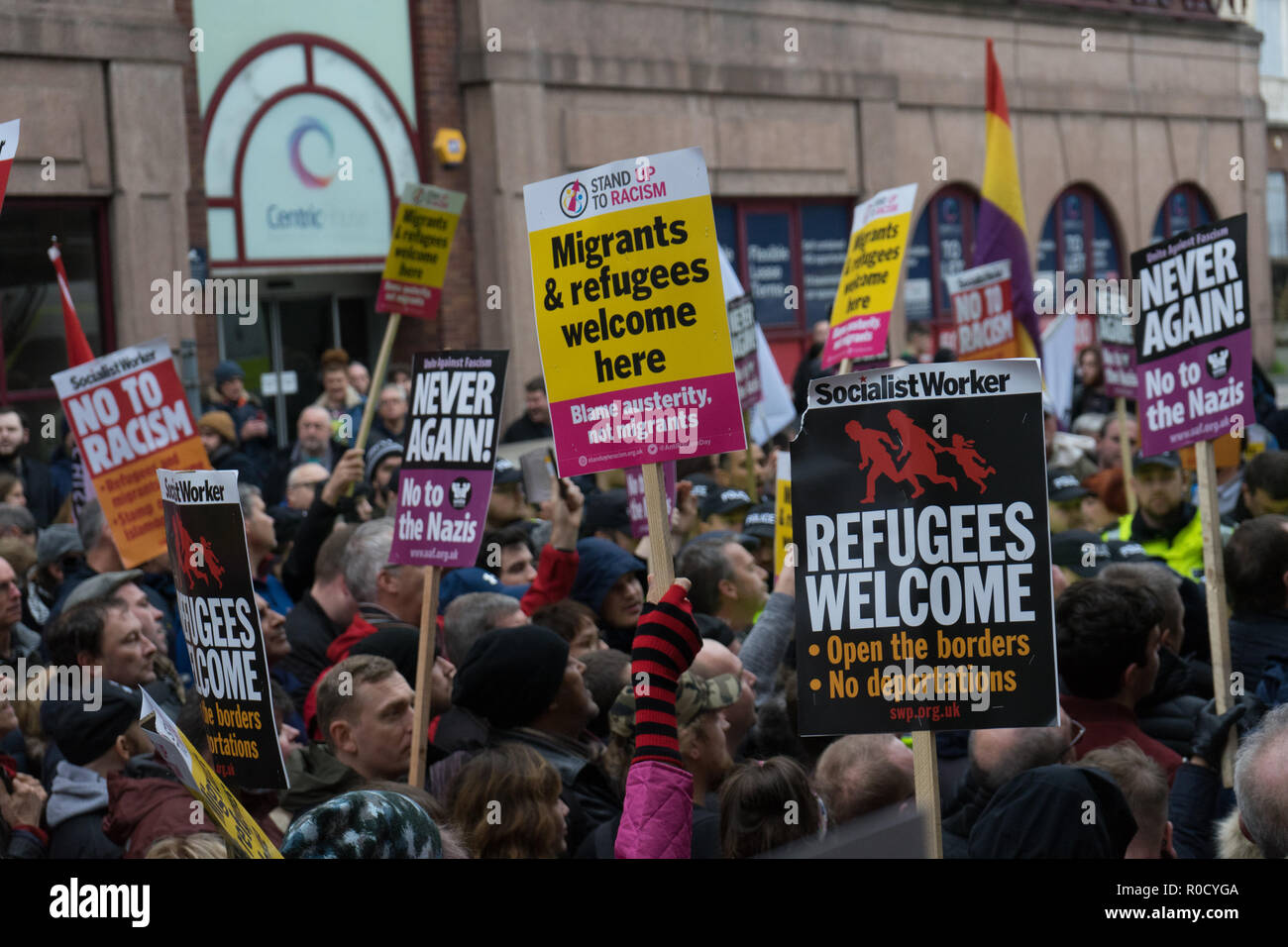 LILiverpool, UK. 3. November, 2018. Die Bereitschaftspolizei verwenden die Technik namens kettling zu umgeben, die eine Gruppe von Mitgliedern und Anhängern der rechtsextremen Gruppe Merseyside Frontline Patrioten, die in die Stadt gekommen waren, eine "Pro Brexit britische Unabhängigkeit Rally' zu halten. Die hunderte von Anti-facsist Demonstranten, die bei Moorfield Bahnhof gedreht hatte zu treffen, um sie sorgten dafür, dass die kleine Gruppe nicht in der Lage war, durch die Stadt zu marschieren. Die antifaschistischen Demonstranten dann durch die Stadt marschierten, Lime Street Station in Liverpool am November 03, 2018. Quelle: Jim Holz/Alamy leben Nachrichten Stockfoto