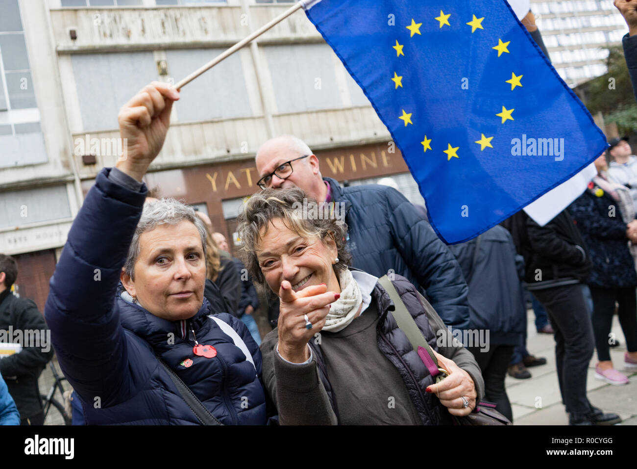 LILiverpool, UK. 3. November, 2018. Demonstranten fliegen die europäische Flagge als Bereitschaftspolizei verwenden die Technik namens kettling zu umgeben, die eine Gruppe von Mitgliedern und Anhängern der rechtsextremen Gruppe Merseyside Frontline Patrioten, die in die Stadt gekommen waren, eine "Pro Brexit britische Unabhängigkeit Rally' zu halten. Die hunderte von Anti-facsist Demonstranten, die bei Moorfield Bahnhof gedreht hatte zu treffen, um sie sorgten dafür, dass die kleine Gruppe nicht in der Lage war, durch die Stadt zu marschieren. Die antifaschistischen Demonstranten dann durch die Stadt marschierten, Lime Street Station in Liverpool am November 03, 2018. Quelle: Jim Holz/Alamy Liv Stockfoto