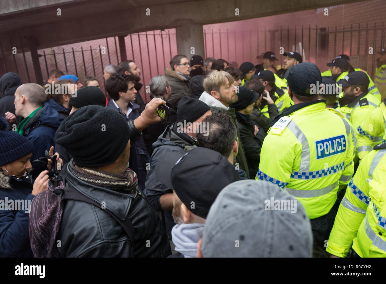 LILiverpool, UK. 3. November, 2018. Als rote Rauch aus einem Flare von Anti Facsist Demonstranten geworfen werden brausen Sie von Bereitschaftspolizei geschoben werden, wie Sie mit der Technik namens kettling zu umgeben, die eine Gruppe von Mitgliedern und Anhängern der rechtsextremen Gruppe Merseyside Frontline Patrioten, die in die Stadt gekommen waren, eine "Pro Brexit britische Unabhängigkeit Rally' zu halten. Die hunderte von Anti-facsist Demonstranten, die bei Moorfield Bahnhof gedreht hatte zu treffen, um sie sorgten dafür, dass die kleine Gruppe nicht in der Lage war, durch die Stadt zu marschieren. Die antifaschistischen Demonstranten dann durch die Stadt zu L Kredit marschierten: Jim Holz/Alam Stockfoto