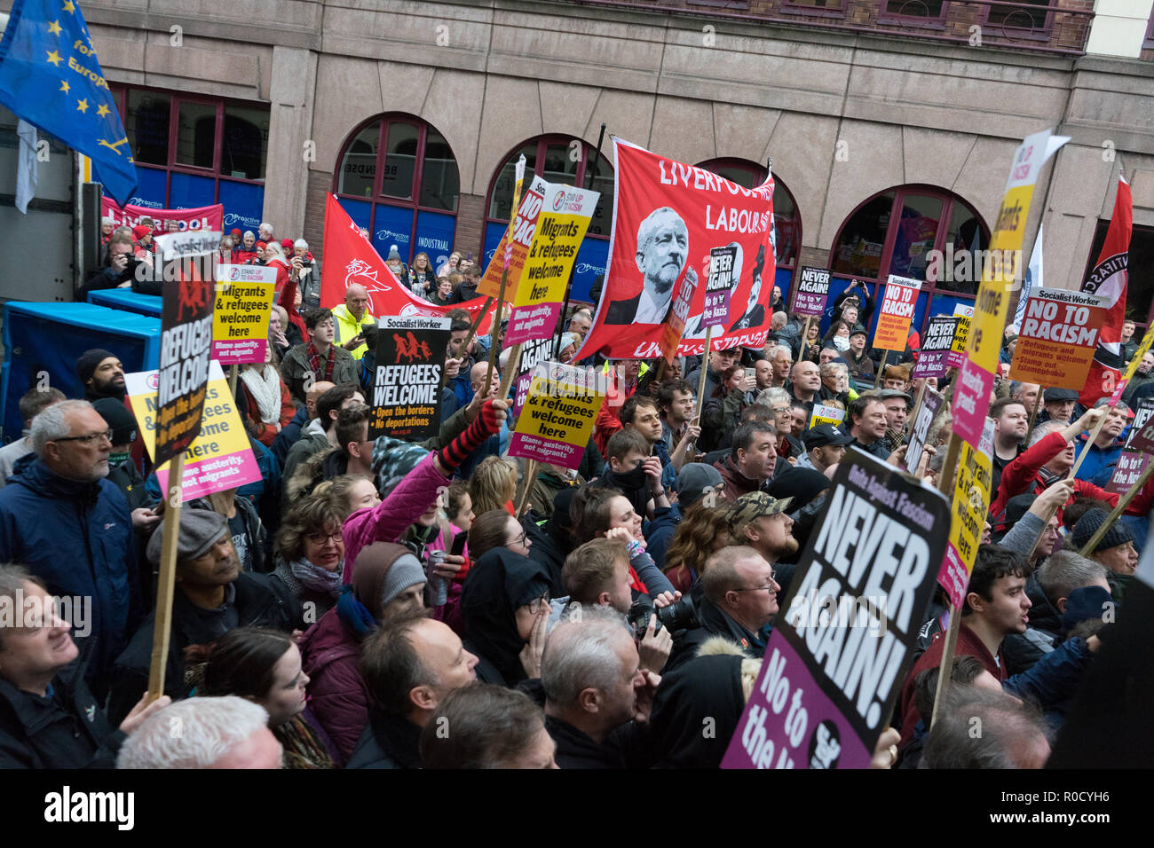 LILiverpool, UK. 3. November, 2018. Die Bereitschaftspolizei verwenden die Technik namens kettling zu umgeben, die eine Gruppe von Mitgliedern und Anhängern der rechtsextremen Gruppe Merseyside Frontline Patrioten, die in die Stadt gekommen waren, eine "Pro Brexit britische Unabhängigkeit Rally' zu halten. Die hunderte von Anti-facsist Demonstranten, die bei Moorfield Bahnhof gedreht hatte zu treffen, um sie sorgten dafür, dass die kleine Gruppe nicht in der Lage war, durch die Stadt zu marschieren. Die antifaschistischen Demonstranten dann durch die Stadt marschierten, Lime Street Station in Liverpool am November 03, 2018. Quelle: Jim Holz/Alamy leben Nachrichten Stockfoto