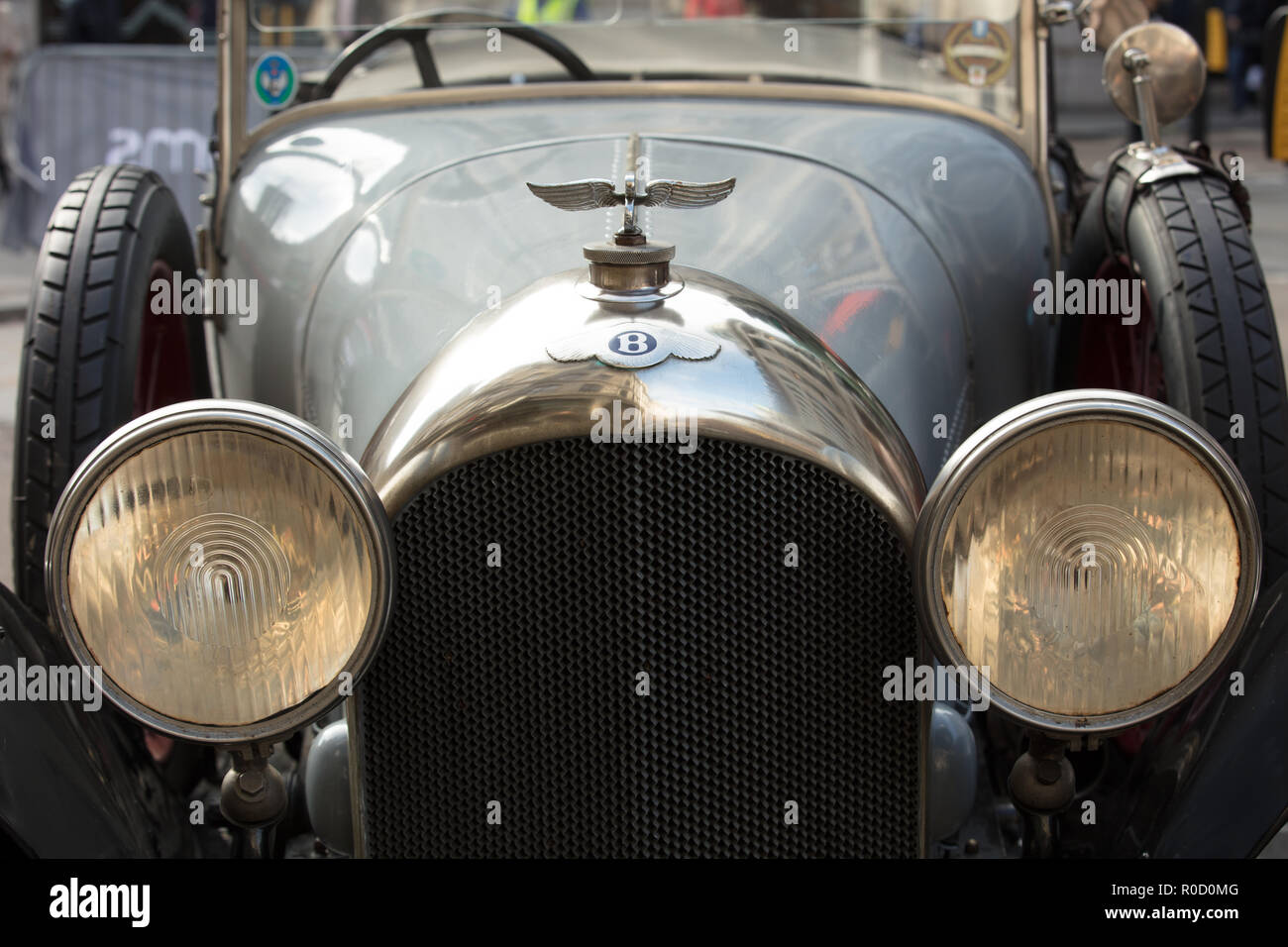 London, Großbritannien, 3. November 2018. Vintage restaurierter Bentley von vorne gesehen im Freien. Quelle: Joe Kuis/ Alamy Live News. Stockfoto