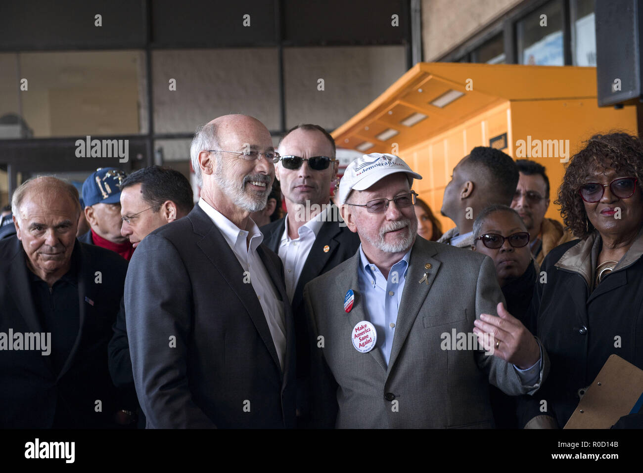 Cheltenham, Pennsylvania, USA. 3. November, 2018. Pennsylvania Demokraten, Gouverneur ED Rendell, Gouverneur Tom WOLF, und Senator, STEVE MCCARTER, an der sich die Abstimmung Rallye in einem Einkaufszentrum in Cheltenham Pennsylvania Kredit statt: Ricky Fitchett/ZUMA Draht/Alamy leben Nachrichten Stockfoto