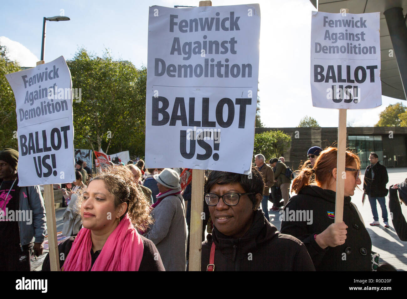 London, Großbritannien. 3. November 2018. Aktivisten für den sozialen Wohnungsbau, darunter Bewohner von einigen der 80 Stände rund um London derzeit vor Abriss, Protest außerhalb der Stadt Halle und sichere Wohnungen für alle zu fordern, einen stimmzettel Für alle Fincas, mehr sozialen Wohnungsbau und für öffentliche Land verwendet werden mehr Rat Häuser zu errichten. Credit: Mark Kerrison/Alamy leben Nachrichten Stockfoto