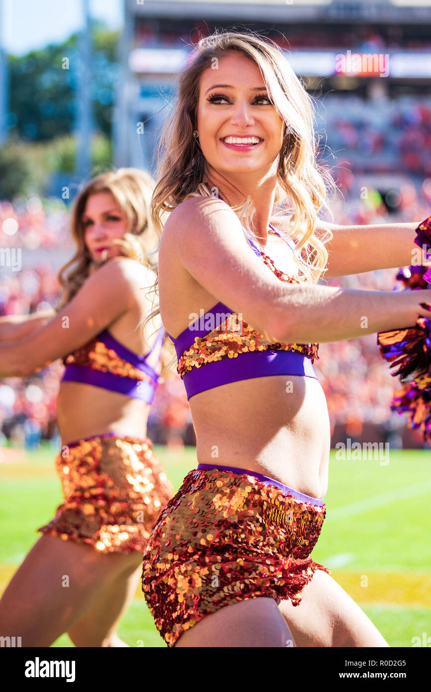 Ein Clemson Cheerleader während der NCAA College Football Spiel zwischen Louisville und Clemson am Samstag, den 3. November 2018 Memorial Stadium in Clemson, SC. Jakob Kupferman/CSM Stockfoto