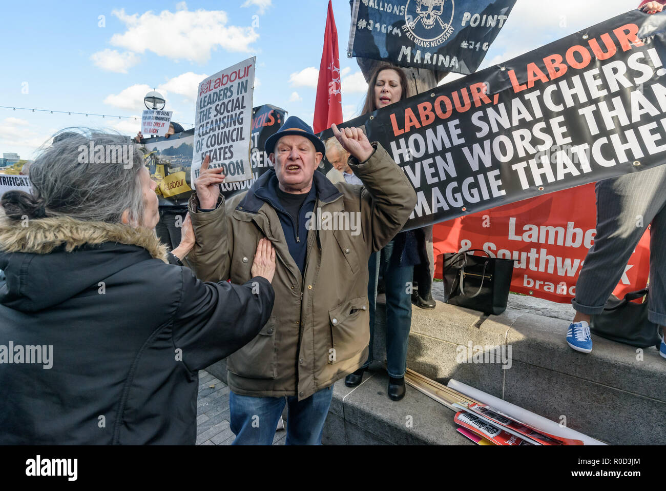 London, Großbritannien. 3. November 2018. Klasse Krieg Anhänger kam zu dem "keine Abrisse ohne Erlaubnis' Gehäuse Protest im Rathaus mit Bannern erklärt, dass Räte für Arbeit waren die größten sozialen Reiniger in London und "Kinderarbeit, Arbeit Home Snatchers! Noch schlimmer, als Maggie Thatcher" und wies darauf hin, dass es war weitgehend Räte für Arbeit wer Rat Abriss waren Stände, so dass Entwickler die Häuser mit einer großen Anzahl von Eigenschaften bei hohen Marktpreisen und einer kläglich kleinen Anzahl von Wohnungen im sozialen Mieten verkauft ersetzen könnte, die Förderung der Systeme, die von den Tausenden schnitt die Zahl der Rat ho Stockfoto