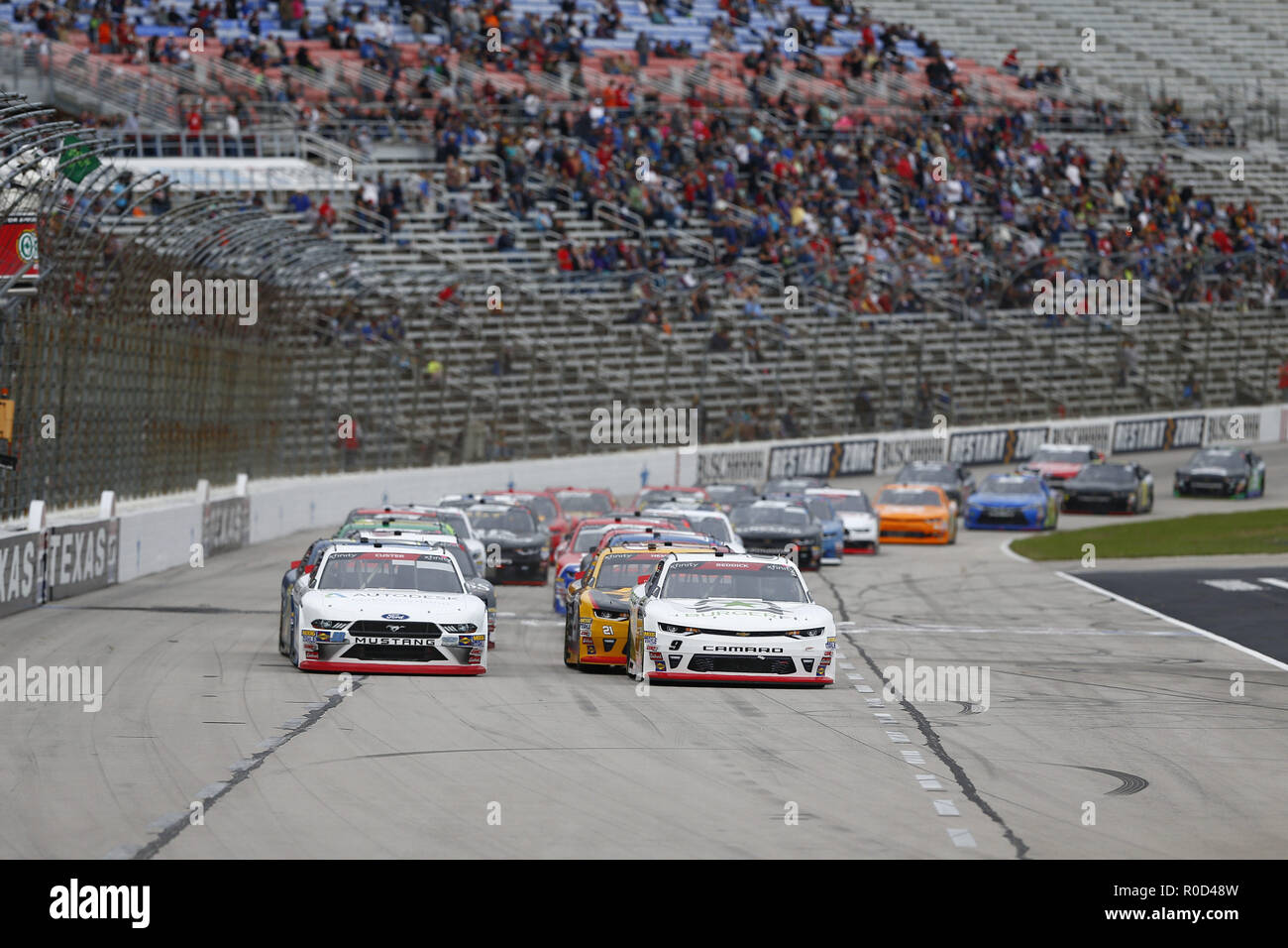 Ft. Worth, Texas, USA. 3. November, 2018. Tyler Reddick (9) Schlachten für Position während des O'Reilly Auto Parts Herausforderung an der Texas Motor Speedway in Ft. Worth, Texas. Credit: Justin R. Noe Asp Inc/ASP/ZUMA Draht/Alamy leben Nachrichten Stockfoto