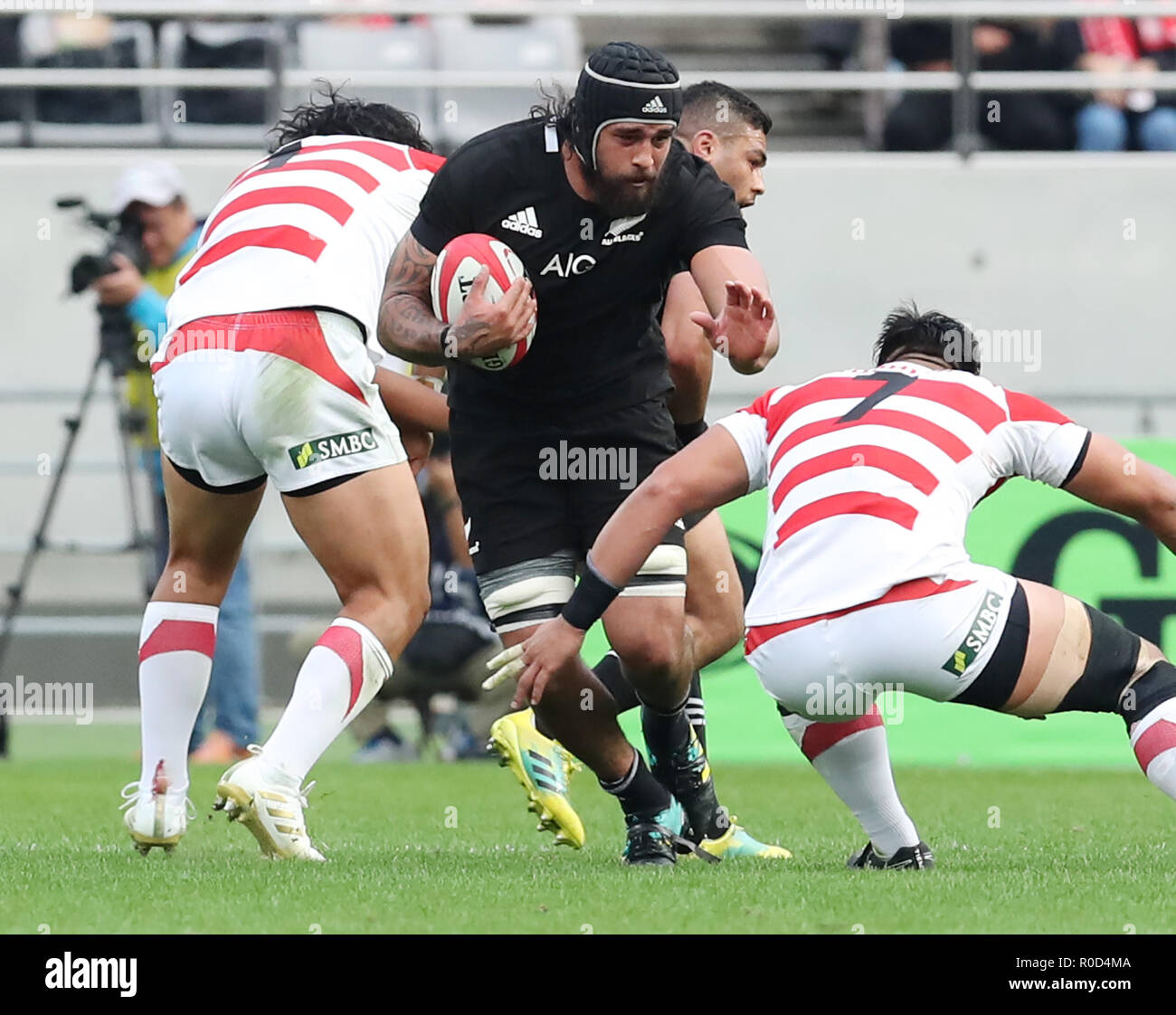 Samstag. 3. November, 2018. November 3, 2018, Tokio, Japan - New Zealand All Blacks jackson Hemopo trägt die Kugel während des Lipovitan-D Challenge Cup gegen Japan in Tokio am Samstag, den 3. November 2018. Alle Schwarzen besiegte Japan 69-31. Credit: Yoshio Tsunoda/LBA/Alamy leben Nachrichten Stockfoto