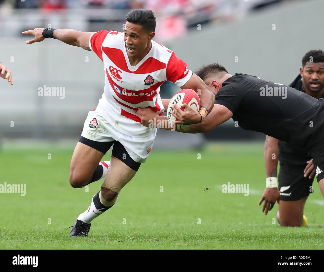 Samstag. 3. November, 2018. November 3, 2018, Tokio, Japan - Japans WilliamTupou trägt die Kugel während des Lipovitan-D Challenge Cup gegen die New Zealand All Blacks in Tokio am Samstag, den 3. November 2018. Alle Schwarzen besiegte Japan 69-31. Credit: Yoshio Tsunoda/LBA/Alamy leben Nachrichten Stockfoto