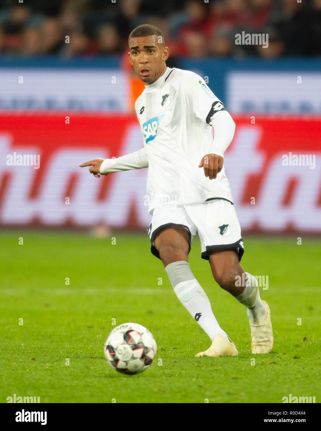 Leverkusen, 3. November 2018, Bundesliga Spieltag 10, Bayer 04 Leverkusen vs TSG 1899 Hoffenheim: Kevin Akpoguma (TSG) in Aktion. Credit: Jürgen Schwarz/Alamy Live News DFL-Bestimmungen verbieten die Verwendung von Fotografien als BILDSEQUENZEN UND/ODER QUASI-Video Quelle: Juergen Schwarz/Alamy leben Nachrichten Stockfoto