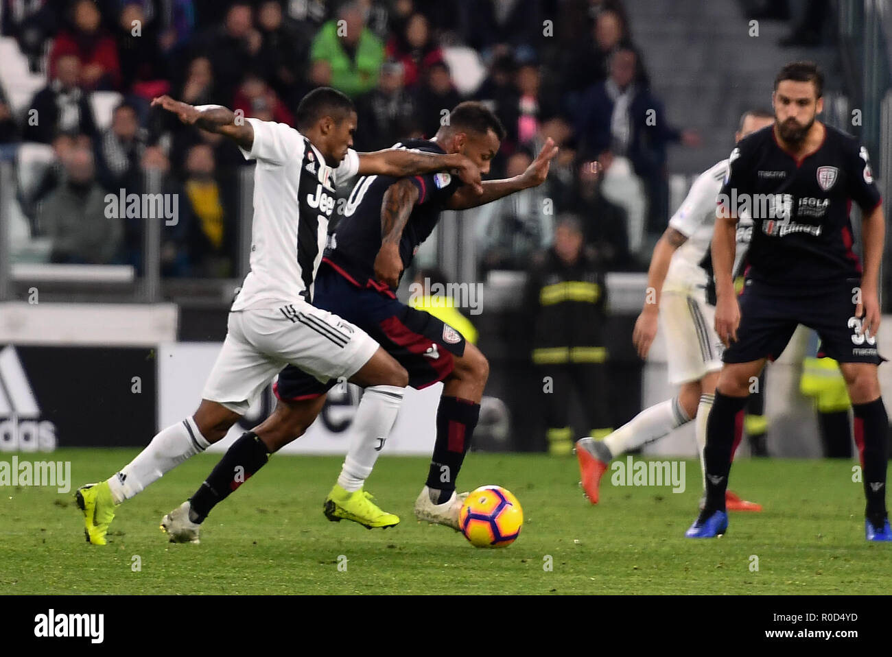 Turin, Italien. 3. November 2018. Während der Serie ein Fußballspiel zwischen Juventus Turin und Cagliari Calcio in der Allianz Stadion am 3. November 2018 in Turin, Italien. Quelle: FABIO UDINE/Alamy leben Nachrichten Stockfoto