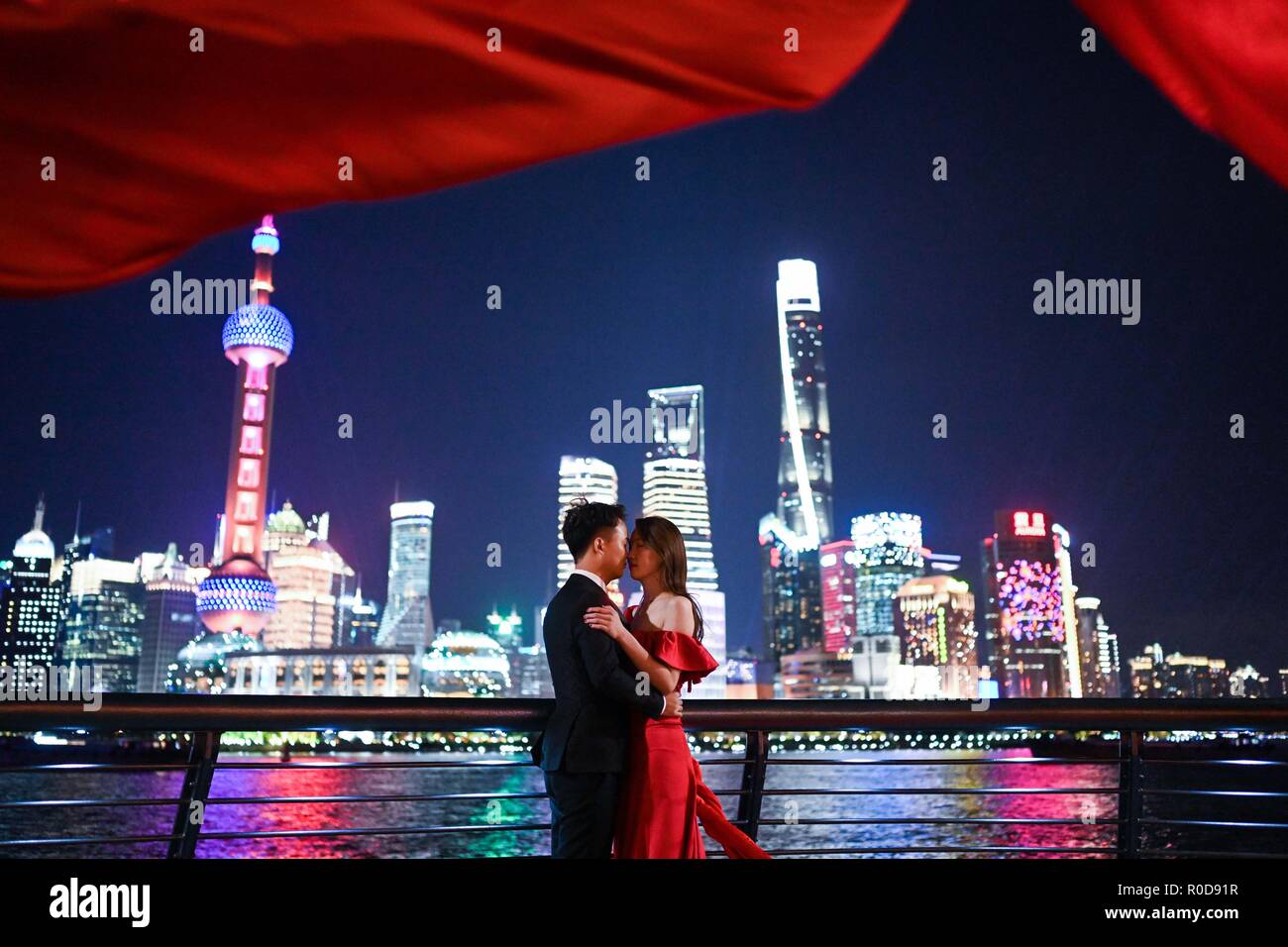 Shanghai, China. 1 Nov, 2018. Ein paar Hochzeit Bilder in Shanghai, China, November 1, 2018. Die ersten China International Import Expo (CIIE) wird hier am 07.11.5-10 statt. Credit: Chen Yehua/Xinhua/Alamy leben Nachrichten Stockfoto