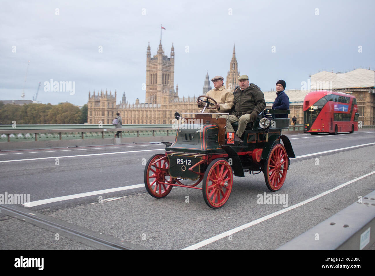 London, Großbritannien. 4. November 2018. Die Teilnehmer in der Vor 1905 auf vier Rädern Autos und Oldtimer Kreuz die Westminster Bridge, wie sie in der bonhams London nach Brighton 60 Kilometer lange Reise in den Veteran Car Run, der weltweit am längsten laufende fahrende Veranstaltung. Das erinnert an die Emanzipation läuft vom 14. November 1896, die die Lokomotiven auf der Autobahn, wenn Geschwindigkeit für das 'Licht' Lokomotiven von 4 km/h auf 14 km/h angehoben, die Abschaffung der Notwendigkeit für Fahrzeuge, die von einem Mann zu Fuß Kredit vorangestellt werden: Amer ghazzal/Alamy Leben Nachrichten gefeiert. Stockfoto