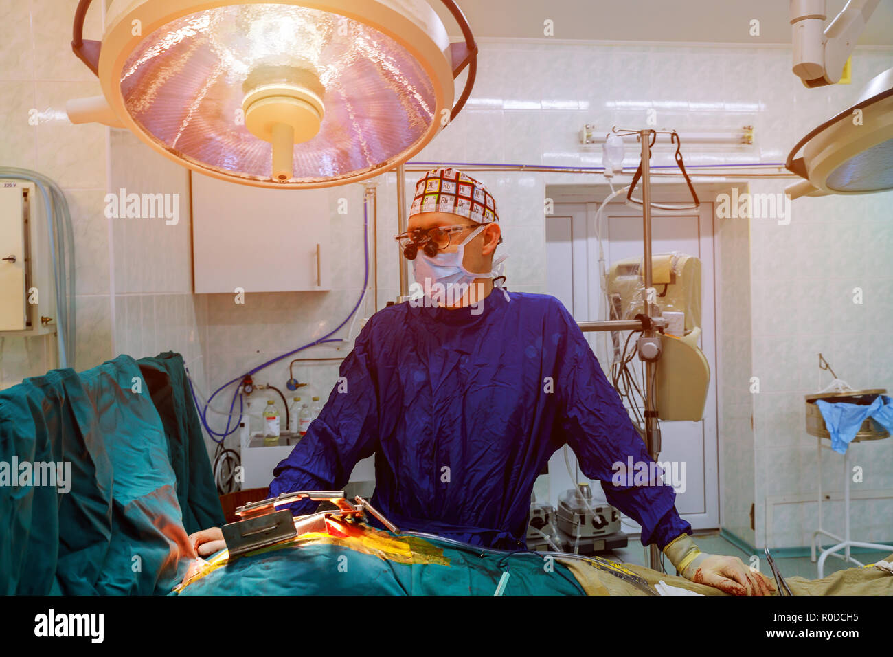 Chirurgie, Arzt in der Chirurgie Zentrum für Interventionen mit Chirurgie Werkzeuge in der Chirurg Betrieb für offene Herzen Stockfoto
