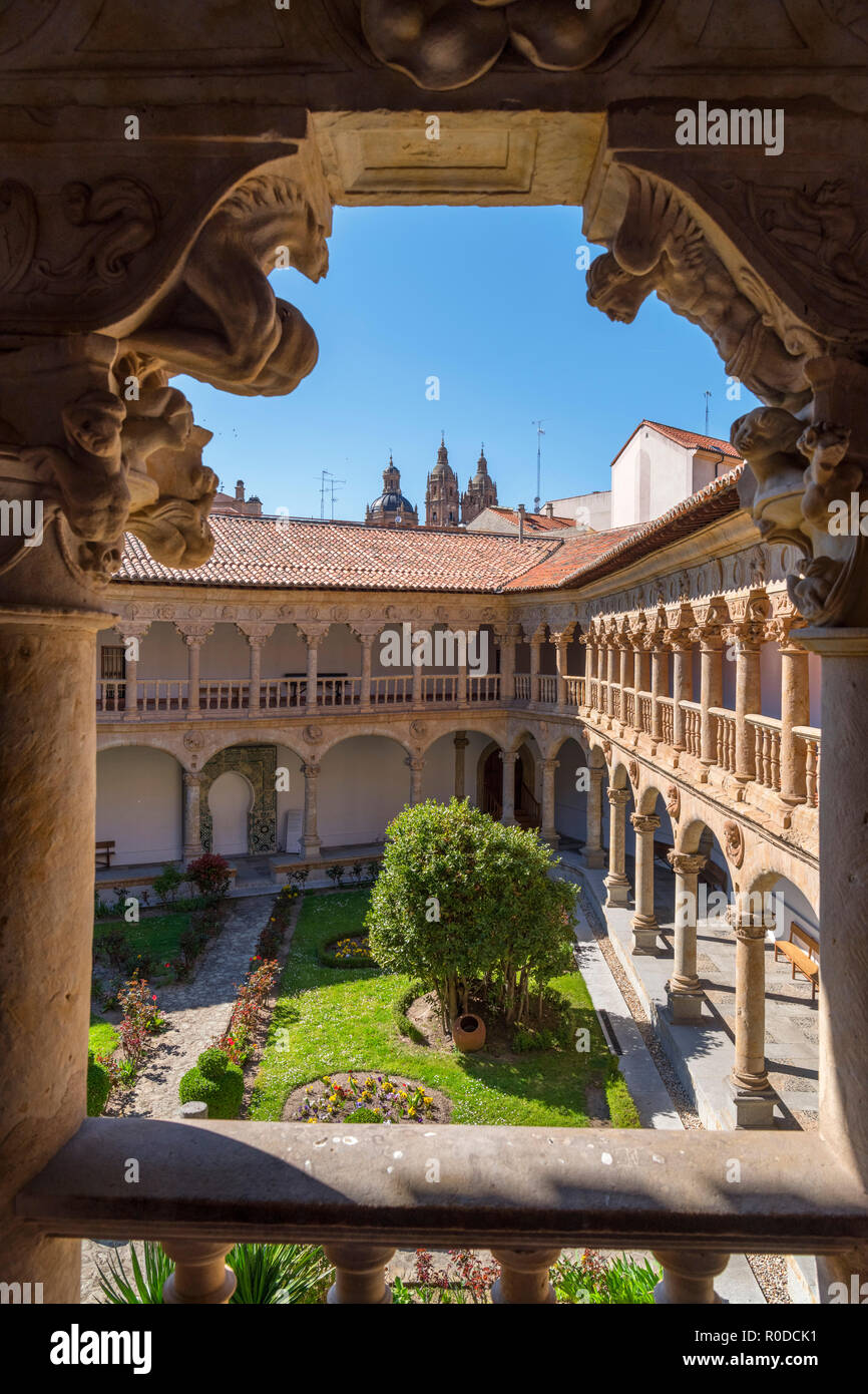 Blick von der Oberen Kreuzgang im Convento de Las Dueñas, 15./16. Jahrhundert Dominikanerkloster in Salamanca, Castilla y Leon, Spanien Stockfoto