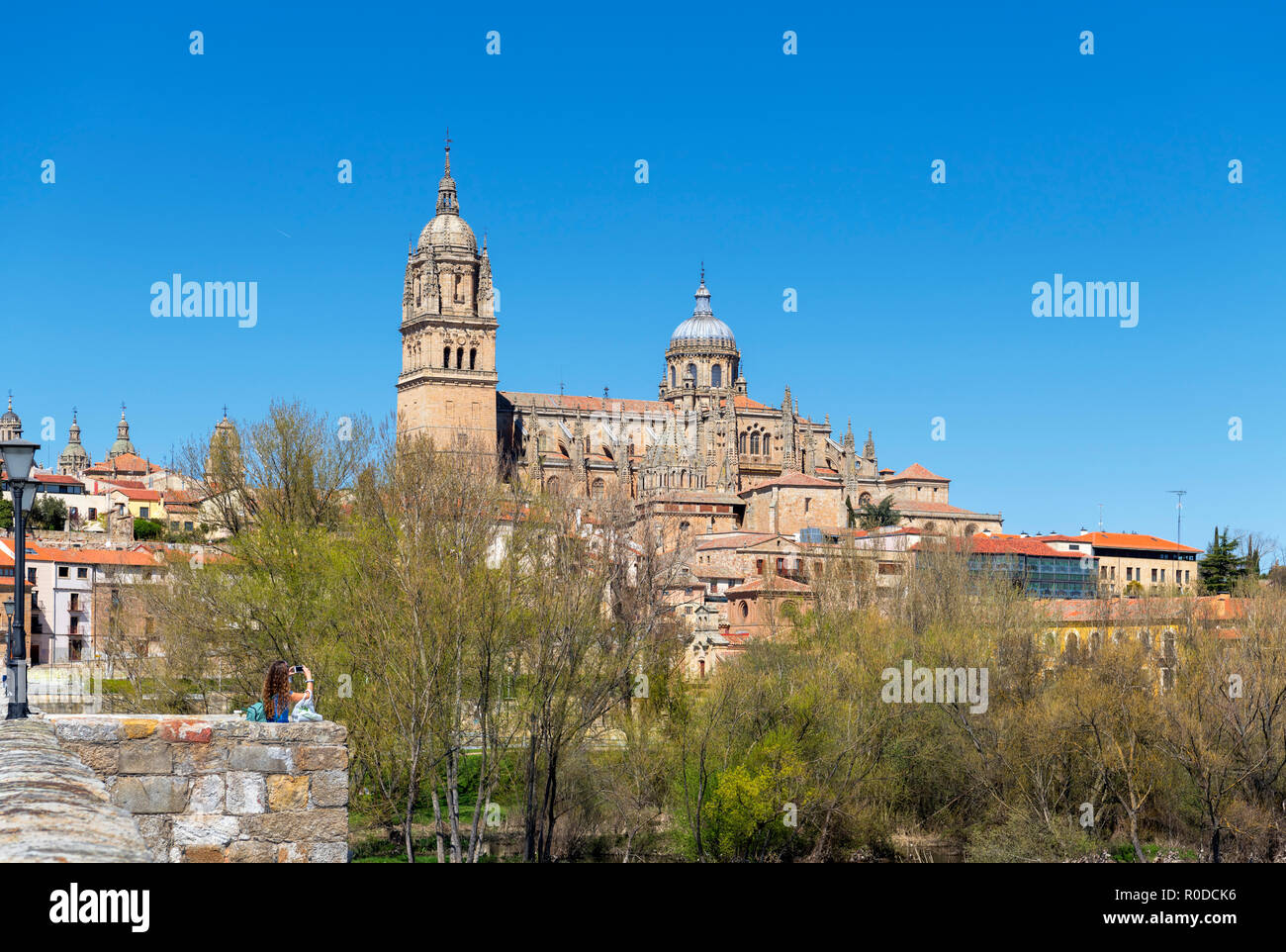 Tourist, der ein Bild der Altstadt und Kathedralen von der Puente Romano (Römische Brücke), Salamanca, Castilla y Leon, Spanien Stockfoto