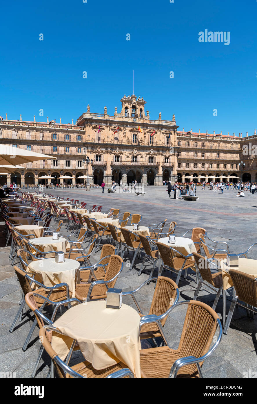 Salamanca, Spanien. Cafés in der Plaza Mayor in Richtung Rathaus (Ayuntamiento), Salamanca, Castilla y Leon, Spanien suchen Stockfoto