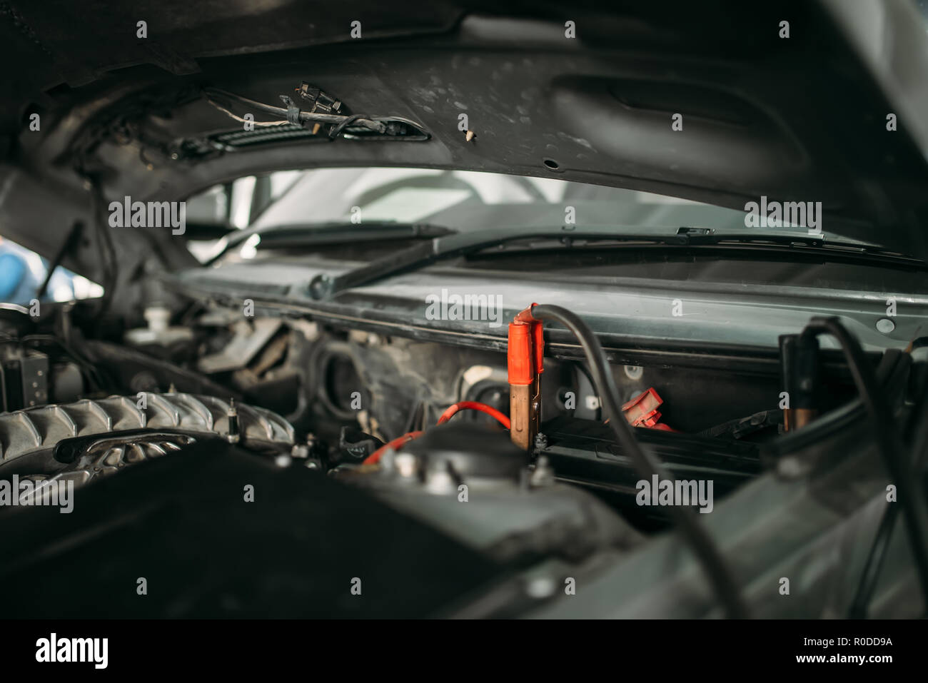 Auto mit geöffneter Motorhaube und die Kabel für die Batterie aufladen, niemand. Auto Reparatur Stockfoto