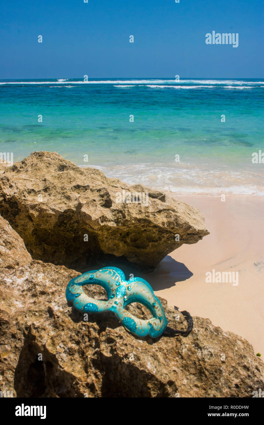 Maskerade Partei Maske am Strand Foto anzeigen Stockfoto