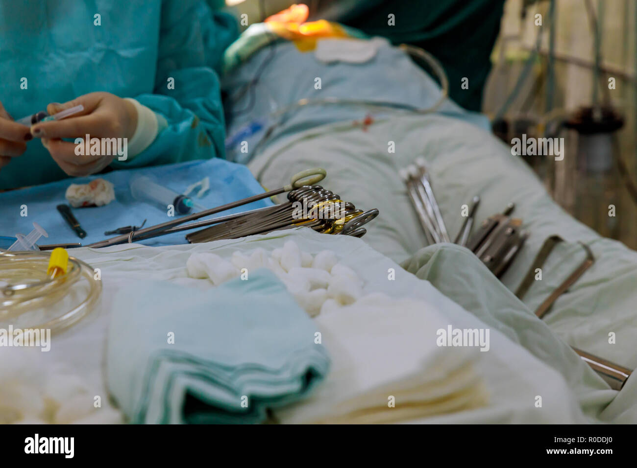 Krankenschwester medizinische Instrumente für den Betrieb vorbereiten Stockfoto
