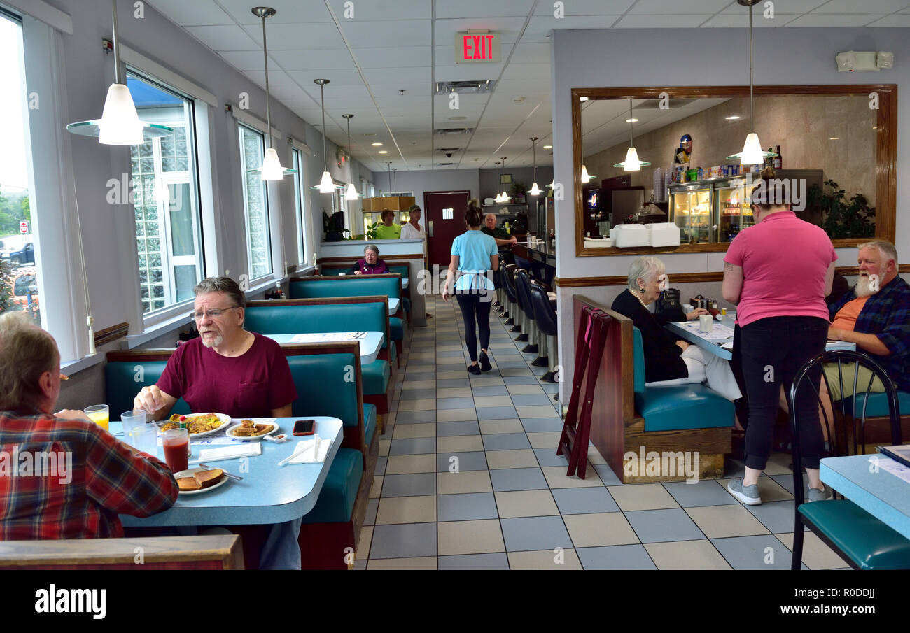 Innerhalb der traditionellen Straßenrand American Dinner mit beiden Stände und Tische mit Stühlen, einem Vorort von Albany, New York, USA Stockfoto
