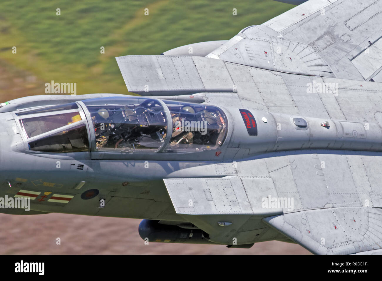 Nahaufnahme der Cockpit einer RAF No.41 Sqn Panavia Tornado GR.4 flying low level durch das Mach Loop in Wales, Großbritannien während 2017 Stockfoto