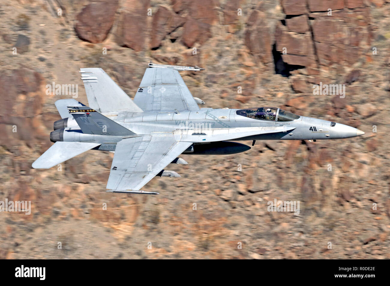 Boeing F/A-18C Hornet, geflogen von der US Marine-Staffel VMFA-323 „Death Rattlers“ von MCAS Miramar, der 2019 durch das Death Valley flog Stockfoto