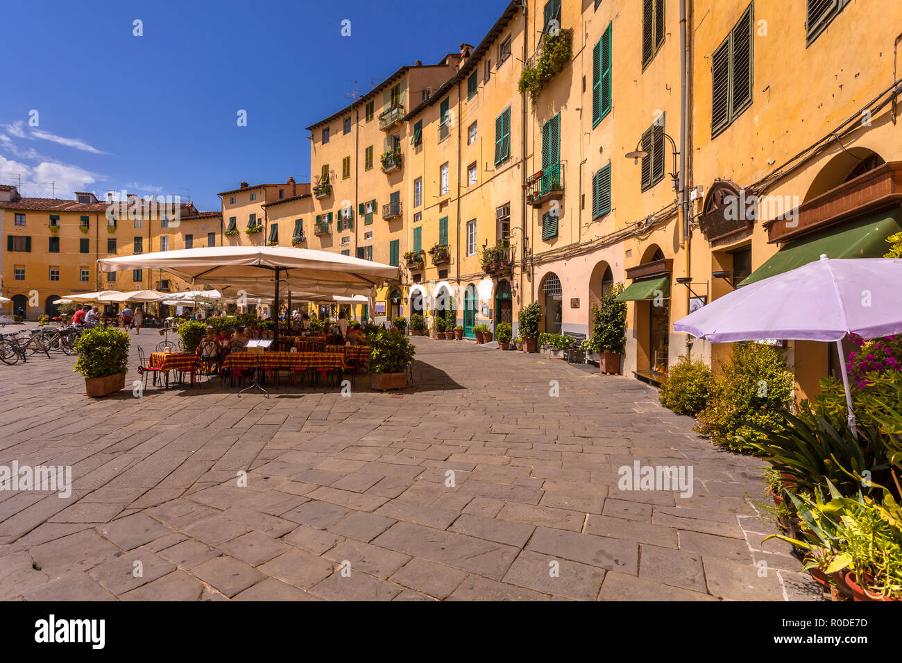 Die Touristischen ovalen Platz der Stadt an einem sonnigen Tag in Lucca, Toskana, Italien Stockfoto