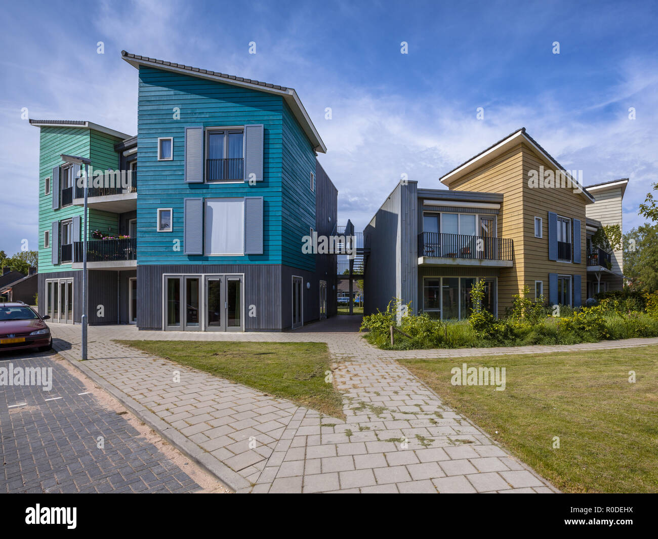 Bürgersteig und Park in einer Straße mit moderne Holzhäuser. Zeitgenössische Architektur ist in den Niederlanden Stockfoto