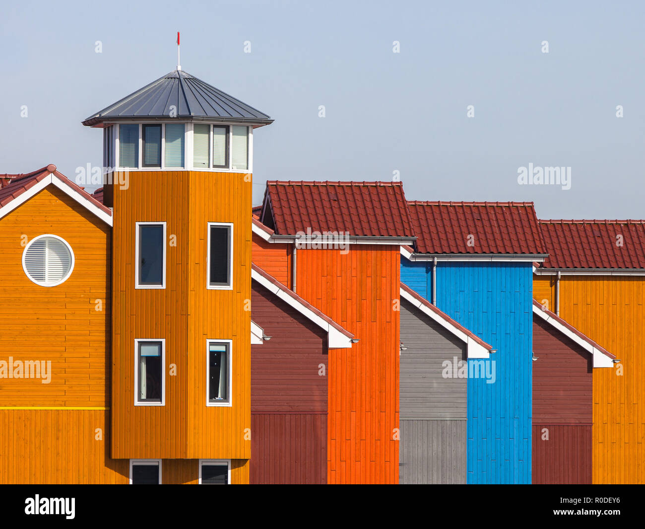 Holzhäuser in verschiedenen Farben in Groningen, Niederlande Stockfoto