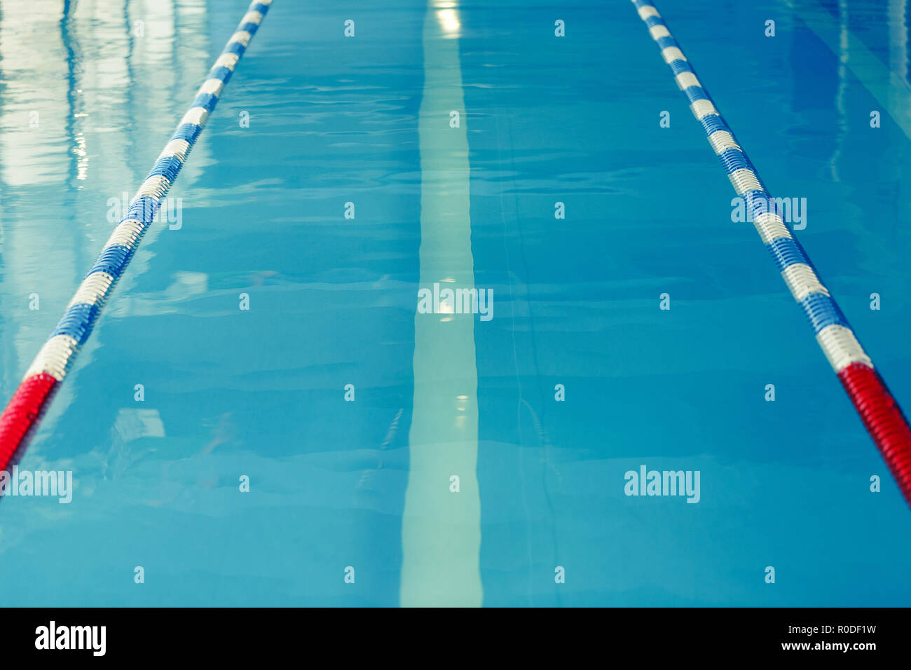 Foto von der Oberseite der Swimmingpool mit blauen und weißen, roten Teilerspitzen Stockfoto