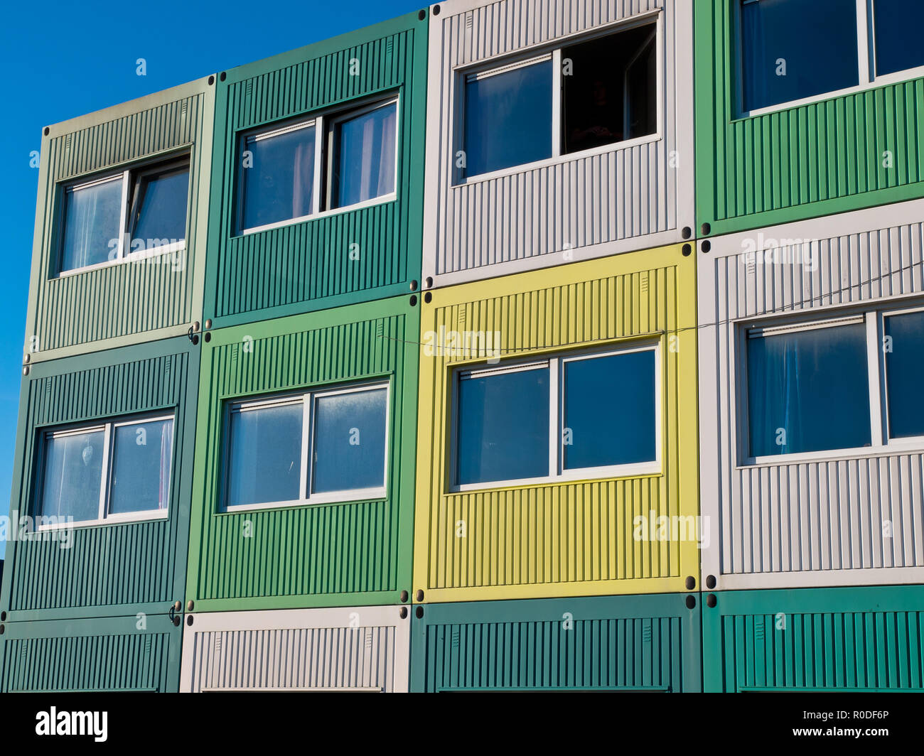Studenten wohnen in Frachtcontainern in unterschiedlichen Farben Stockfoto