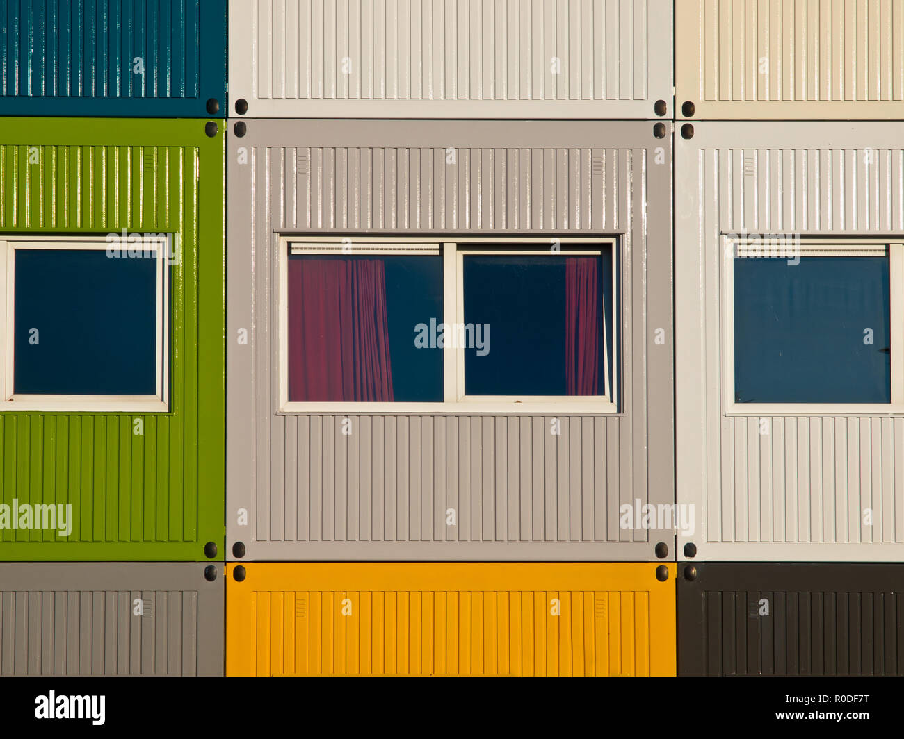 Apartments in Frachtcontainern in vielen Farben Stockfoto
