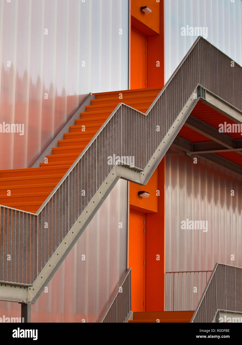 Orange fluchttreppen an der Außenseite eines modernen Gebäude Stockfoto
