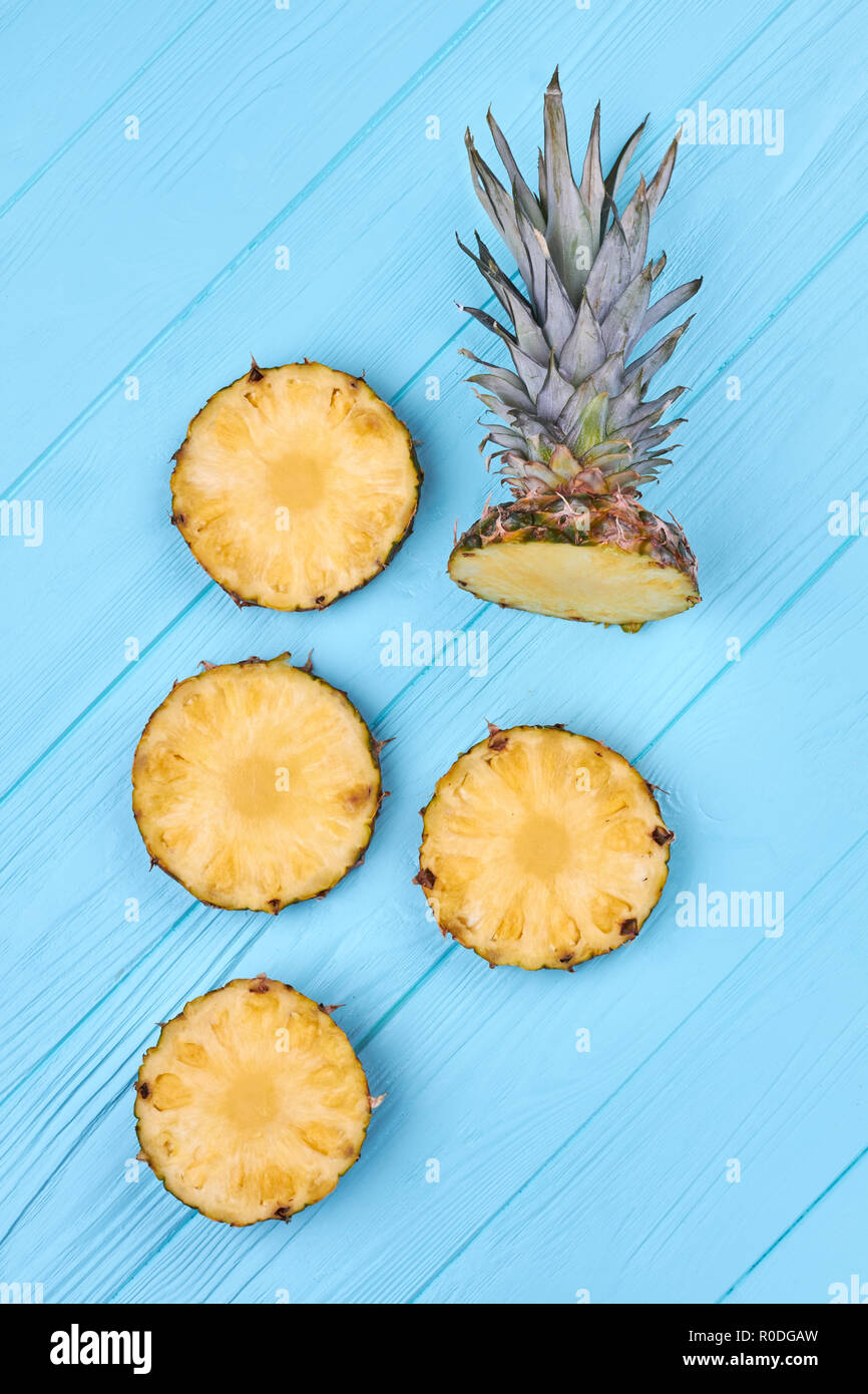 In Scheiben geschnittene Ananas auf Blau Holz- Hintergrund. Stockfoto