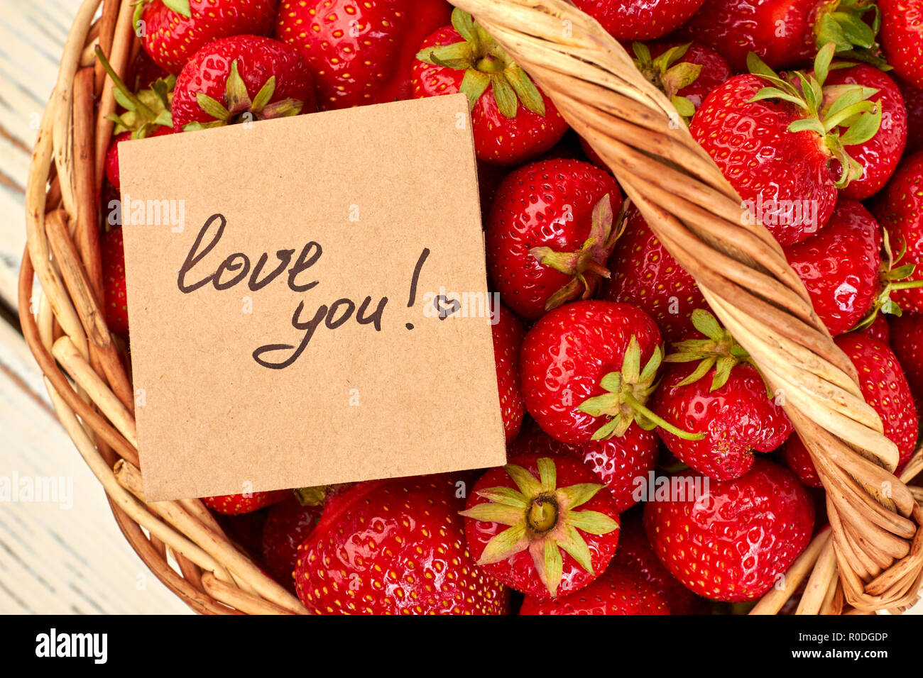 Korb mit Erdbeeren. Stockfoto