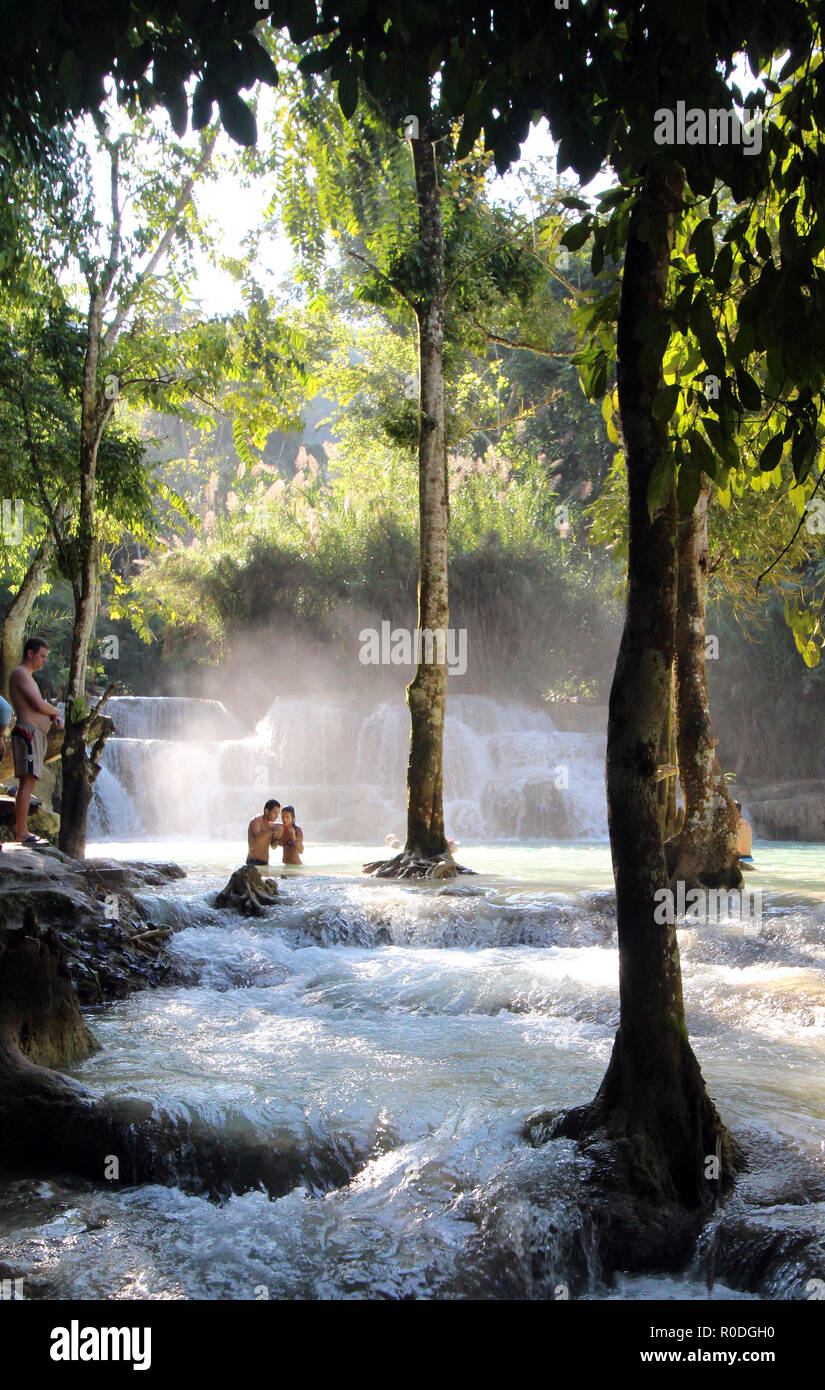 Ein paar untersucht ein interessantes Finden, Kuang Si Wasserfälle, in der Nähe von Luang Prabang, Laos Stockfoto
