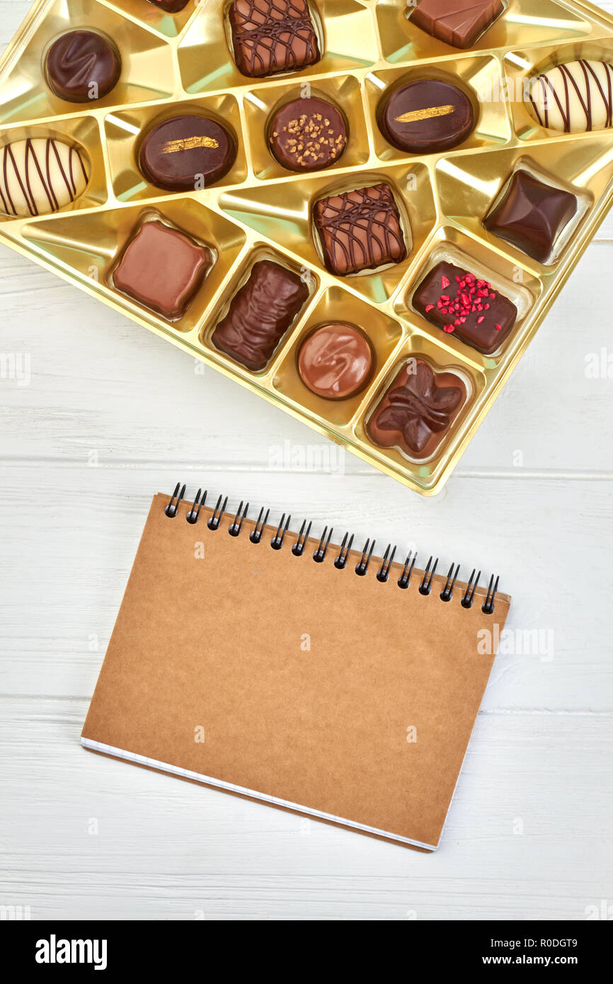 Kiste mit Süßigkeiten und schließen Sie den Editor. Stockfoto