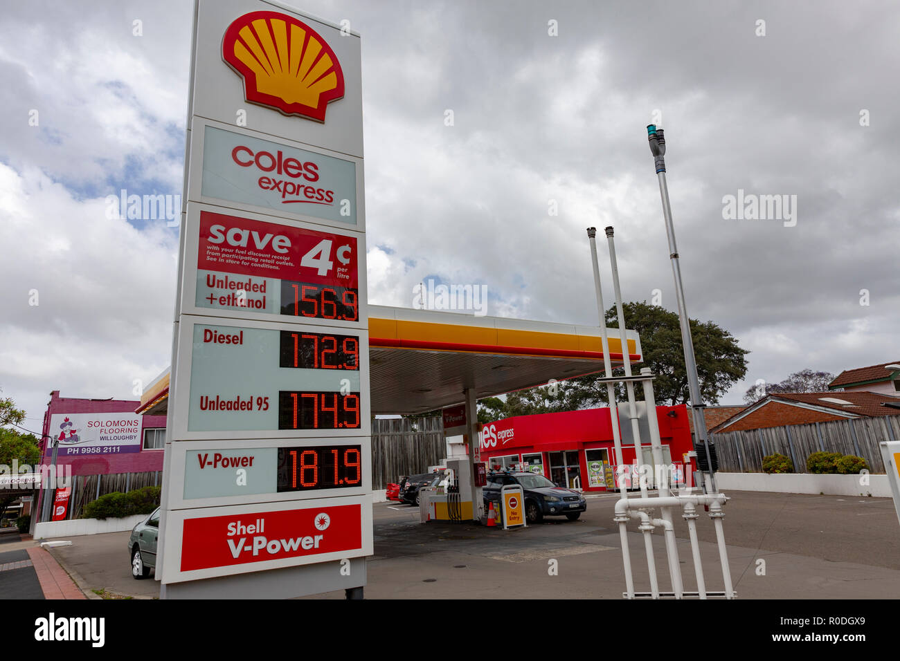 Shell und Coles Express betrieben Tankstelle in Sydney, Australien, die im November 2018 die Kraftstoffpreise anzeigt Stockfoto