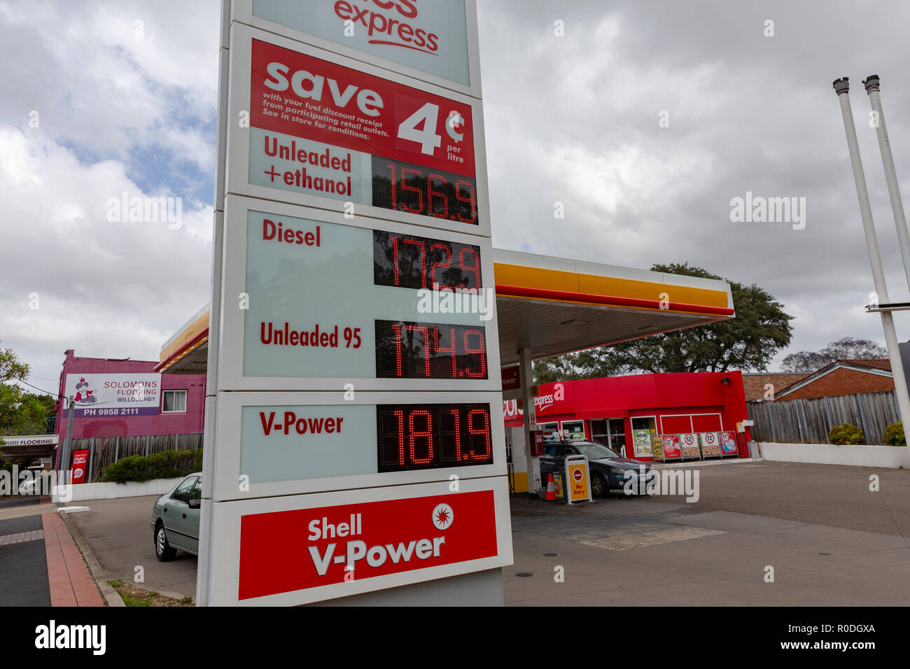 Shell und Coles Express betrieben Kraftstoff Tankstelle in Sydney, Australien Stockfoto