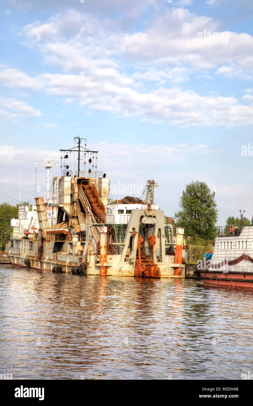KALININGRAD, Russland - April 28.2018: ein multi-pack Selbstfahrende schwimmbaggers an die Bank des Pregolya Fluss in einem Cargo port günstig Stockfoto