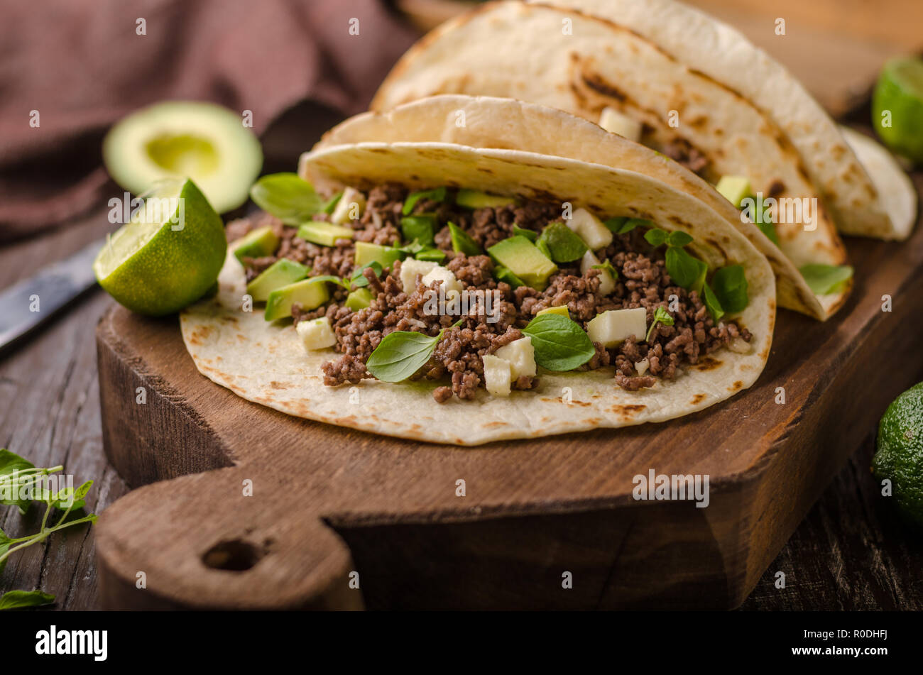 Hausgemachte Hackfleisch Tortilla, frischen Avocado und mozarella Käse delish Essen einfach Kochen, frische ingredience Stockfoto