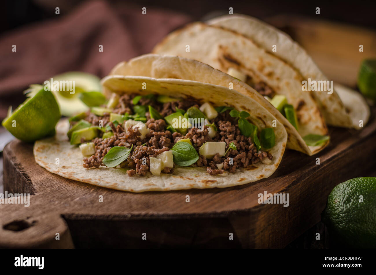 Hausgemachte Hackfleisch Tortilla, frischen Avocado und mozarella Käse delish Essen einfach Kochen, frische ingredience Stockfoto