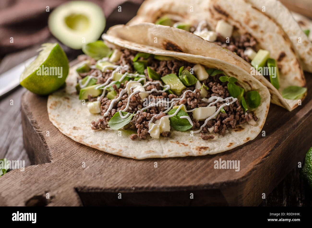 Hausgemachte Hackfleisch Tortilla, frischen Avocado und mozarella Käse delish Essen einfach Kochen, frische ingredience Stockfoto