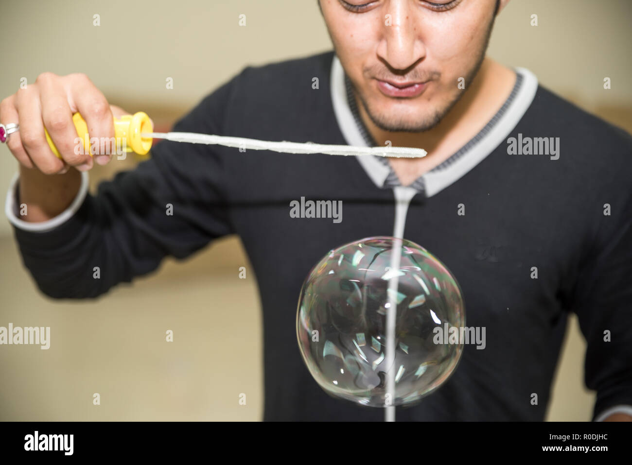 Ein junger asiatischer Boy bläst Wasser Blasen zu machen Stockfoto