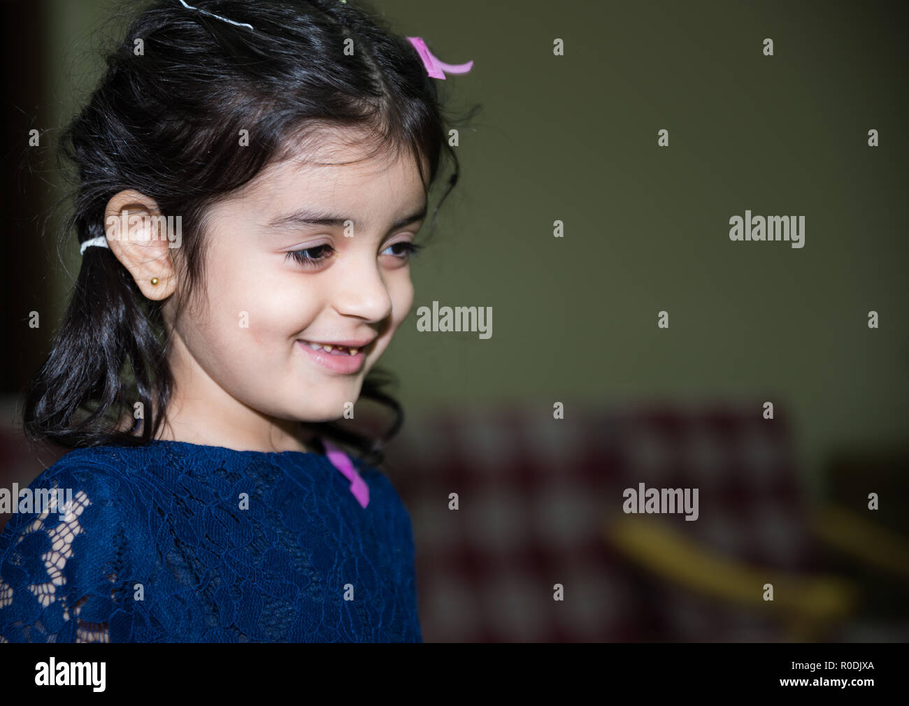 Ein kleines Mädchen mit gebrochenen Zahn Lächeln für die Kamera zum Geburtstag celeberation Stockfoto