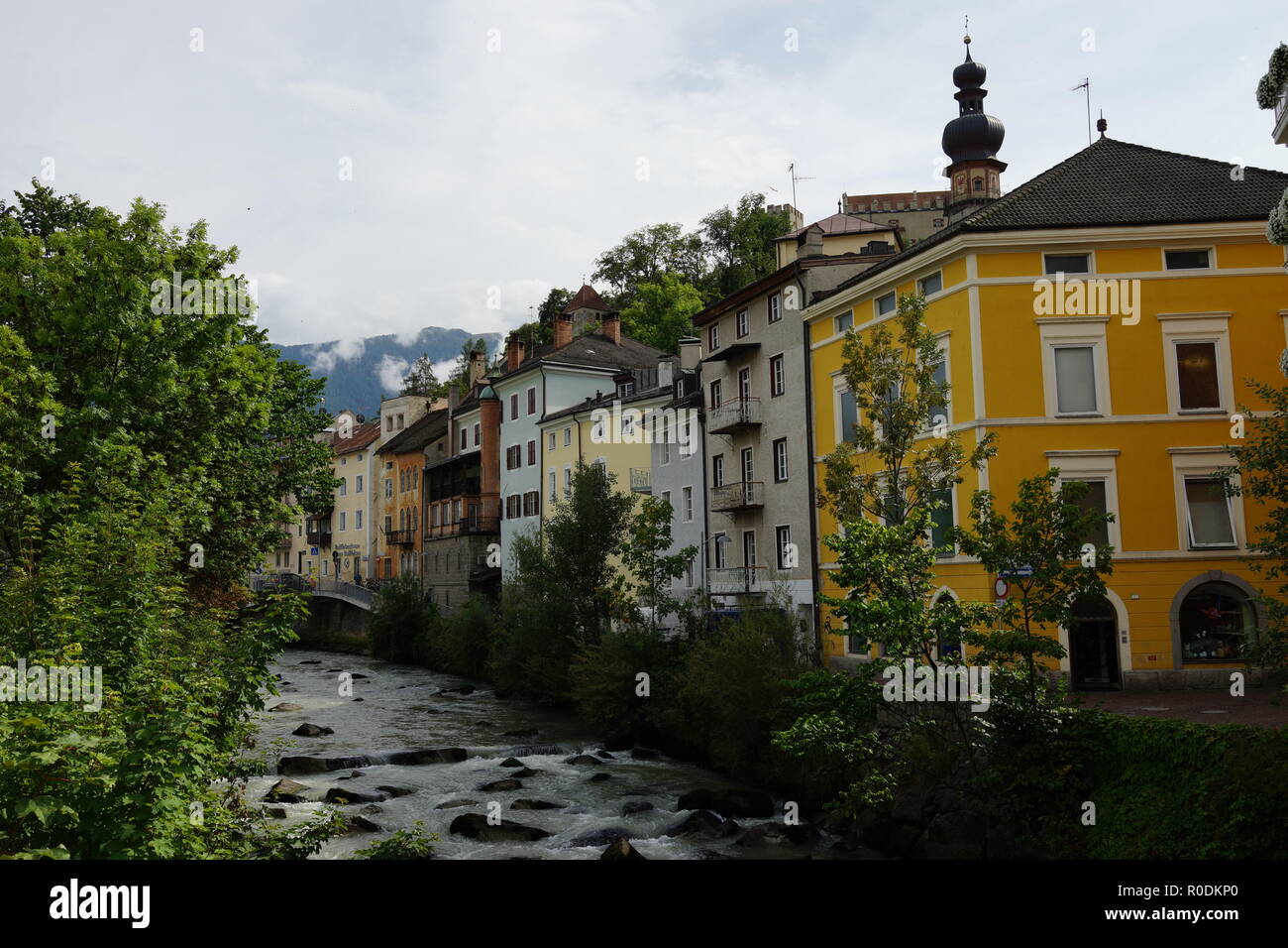 Reihe der Häuser am Fluss Rienz in Bruneck im Pustertal, Italien Stockfoto