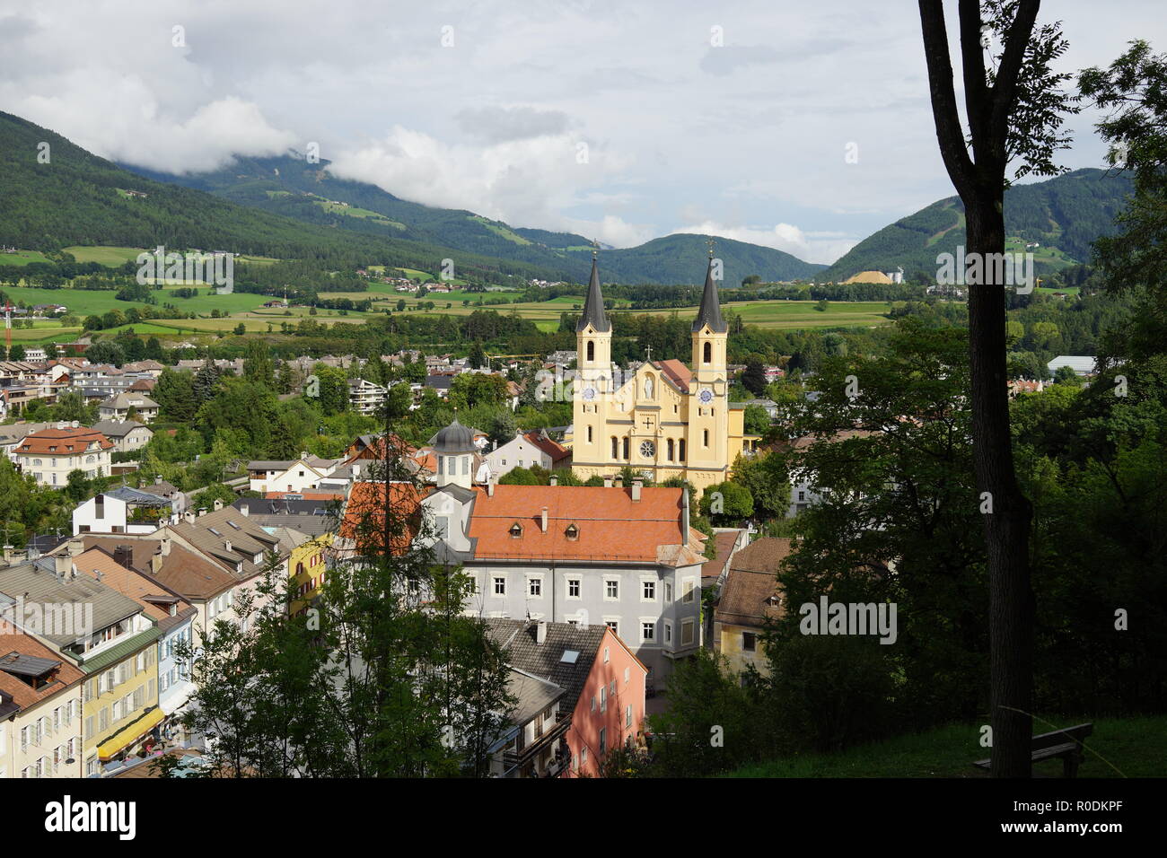 Blick auf die Kirche der Himmelfahrt der Maria in Bruneck Italien Stockfoto