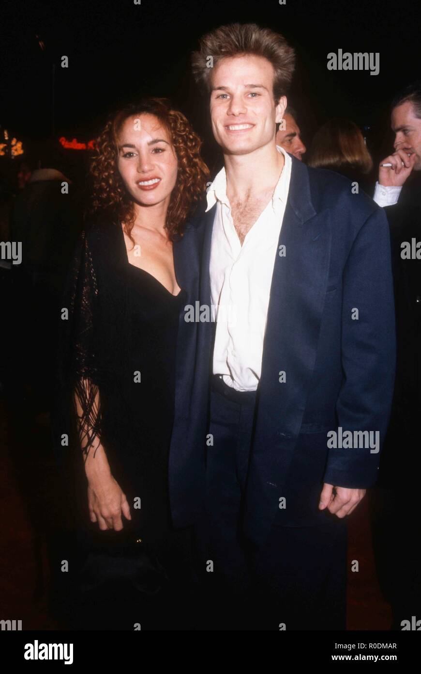 WESTWOOD, CA - 9. Dezember: Schauspieler James Marshall und Frau Ana Marshall an Columbia Pictures'' ein Paar gute Männer" Premiere am 9. Dezember 1992 bei Mann Dorf Theater in Westwood, Kalifornien. Foto von Barry King/Alamy Stock Foto Stockfoto